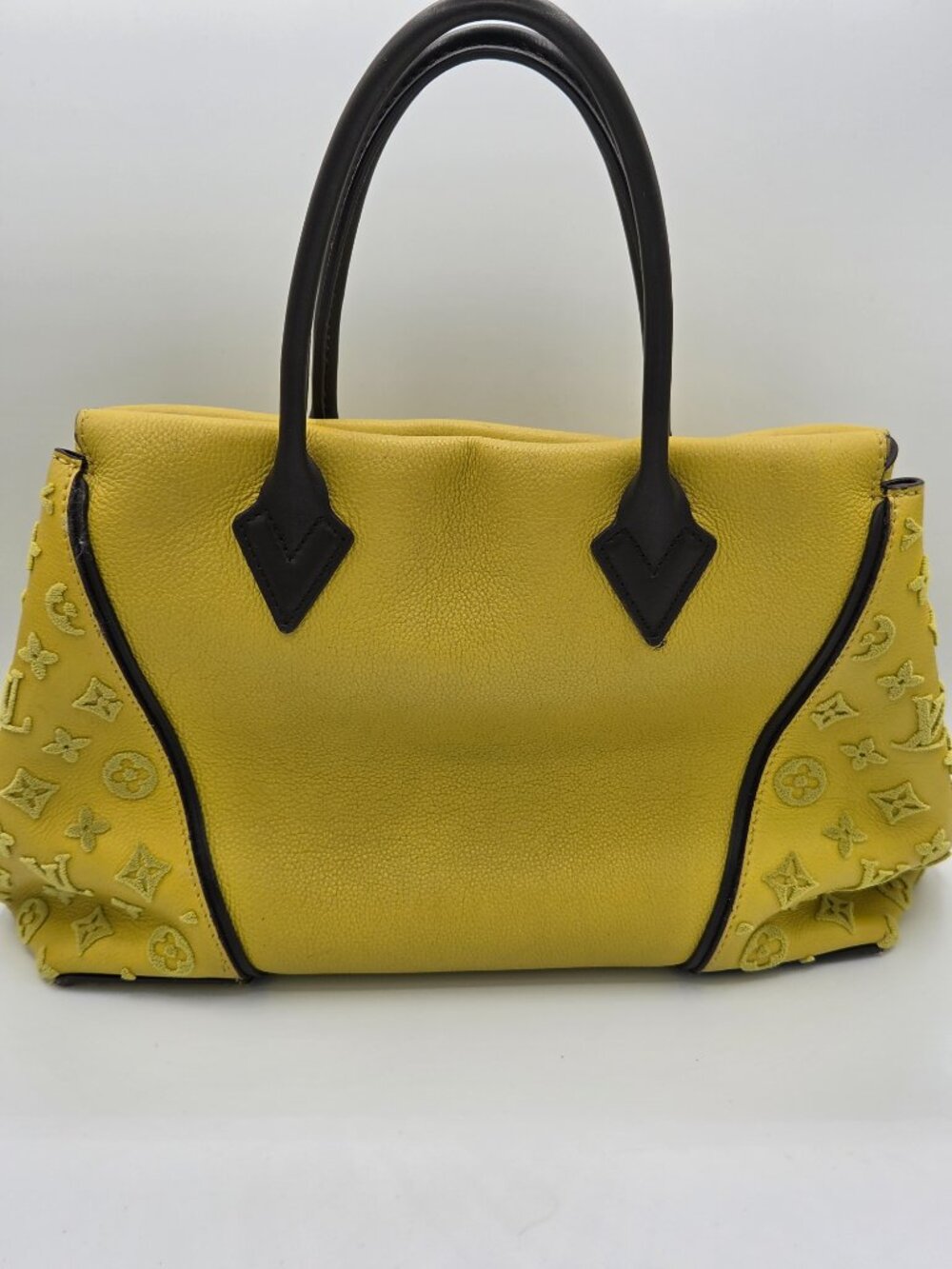 Louis Vuitton Veau Cachemire Tote W PM – Pistache | Grained Calfskin Leather - Picture 3 of 15